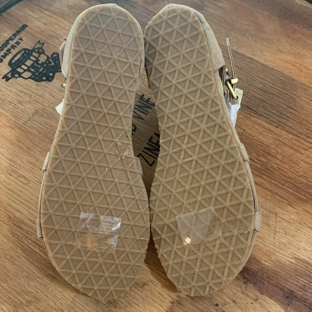 Kenneth Cole Reaction | NWOB Audra Struck Sand Fringe T-Strap Sandal 6